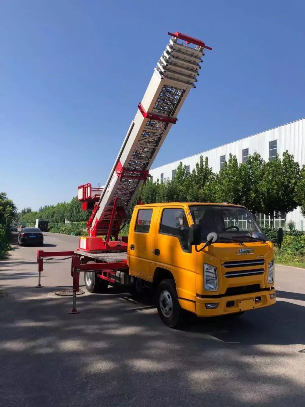 铜陵附近的云梯车出租服务：轻松解决高空作业需求