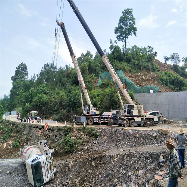 铜陵汽车掉沟里叫吊车救援要多少钱